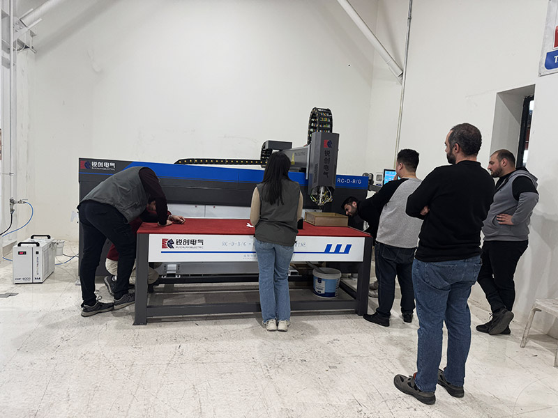 【客户案例】电池盒涂胶 土耳其客户现场调试培训